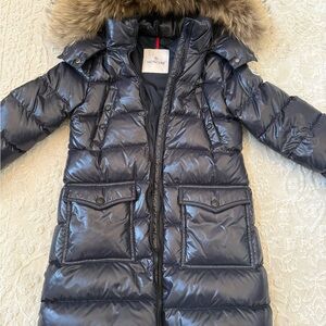 Moncler Girls Down Jacket with Fur Hood – Size 10 (140 cm). Dark Navy– Like New.